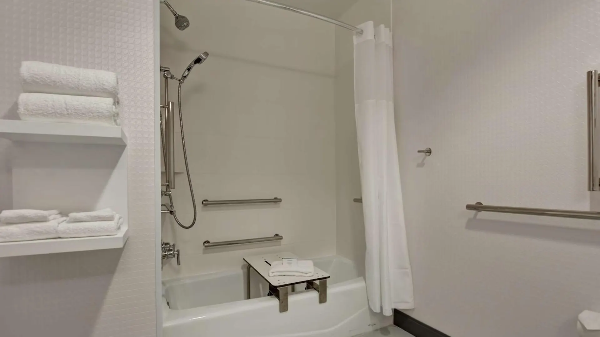 Hampton Inn & Suites Newark-Harrison-Riverwalk 3*, Newark